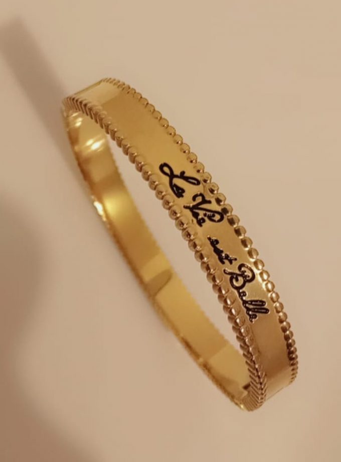 Bracelet tendance en acier inoxydable gravé.