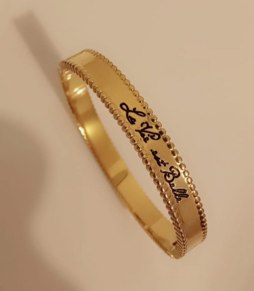 Bracelet tendance en acier inoxydable gravé.